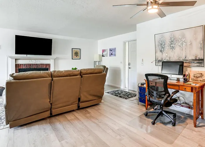 Holiday home 1 Mi To Whiskey Row + Town Sq: Remote Work Hub! *