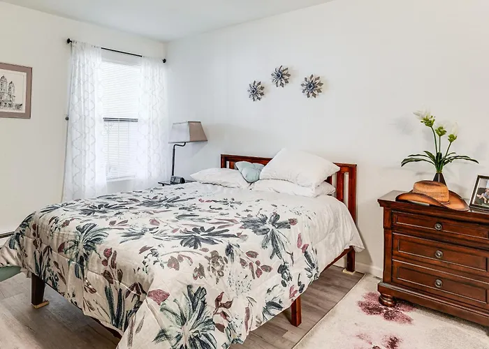 Holiday home 1 Mi To Whiskey Row + Town Sq: Remote Work Hub!
